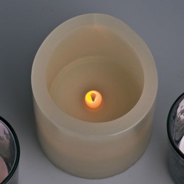 Üç parçalı led ışıklı gerçek mum efektli mum seti.